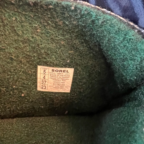 Like New Sorel Flurry Youth Boot - Picture 4 of 5